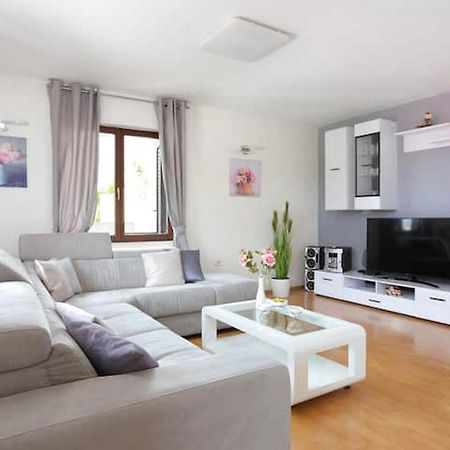 Holiday Home Mons Aureus Gornje Sitno Dış mekan fotoğraf