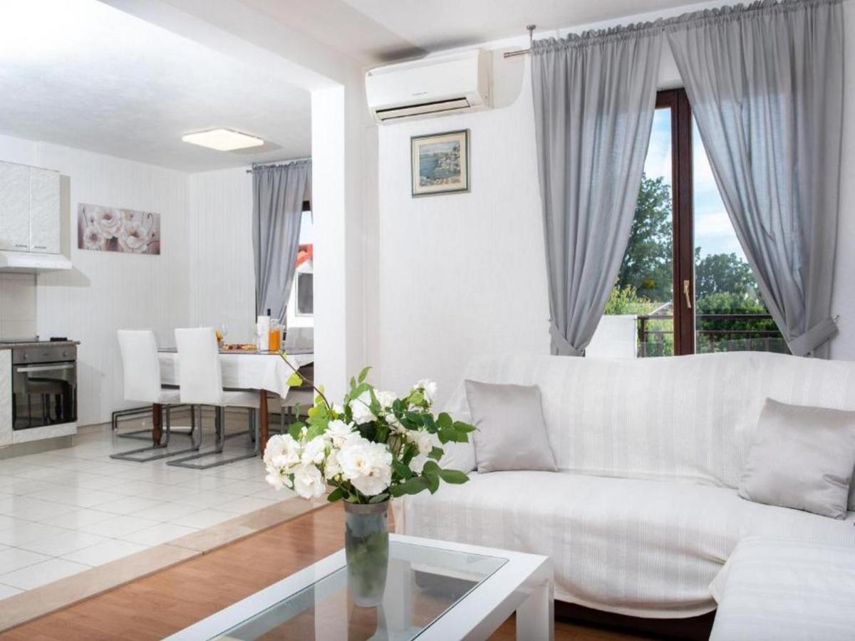 Holiday Home Mons Aureus Gornje Sitno Dış mekan fotoğraf